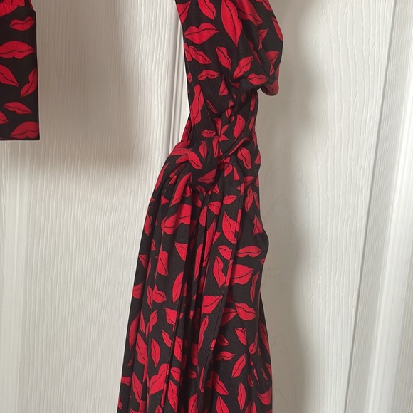 Iconic Diane Von Furstenberg lips wrap dress! - Picture 3 of 5